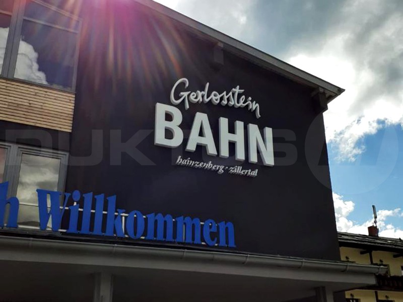 3D Logo XXL aus Styrodur auf Außenfassade