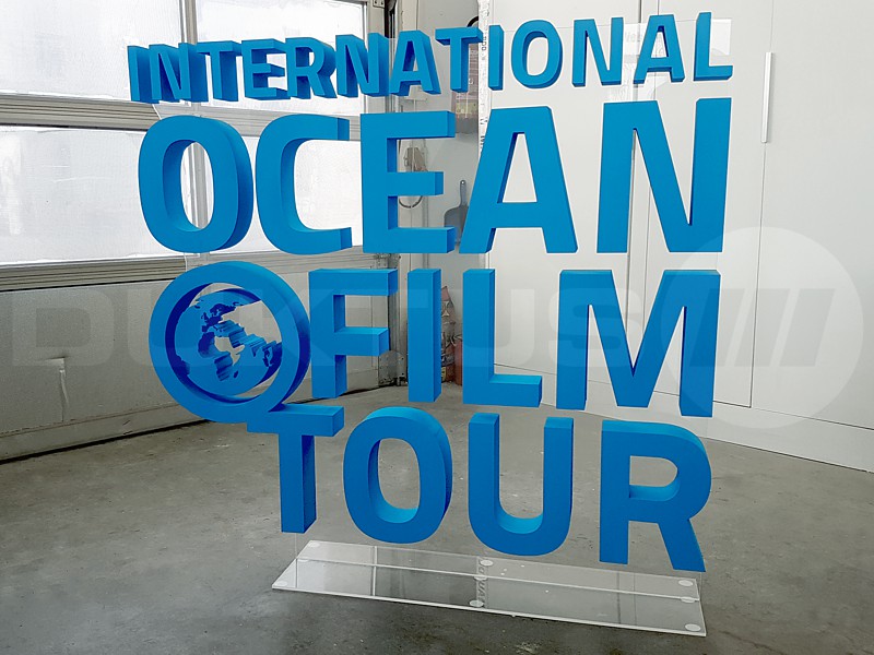 3D Buchstaben aus lackiertem XPS (Styrodur®) erscheinen schwerelos